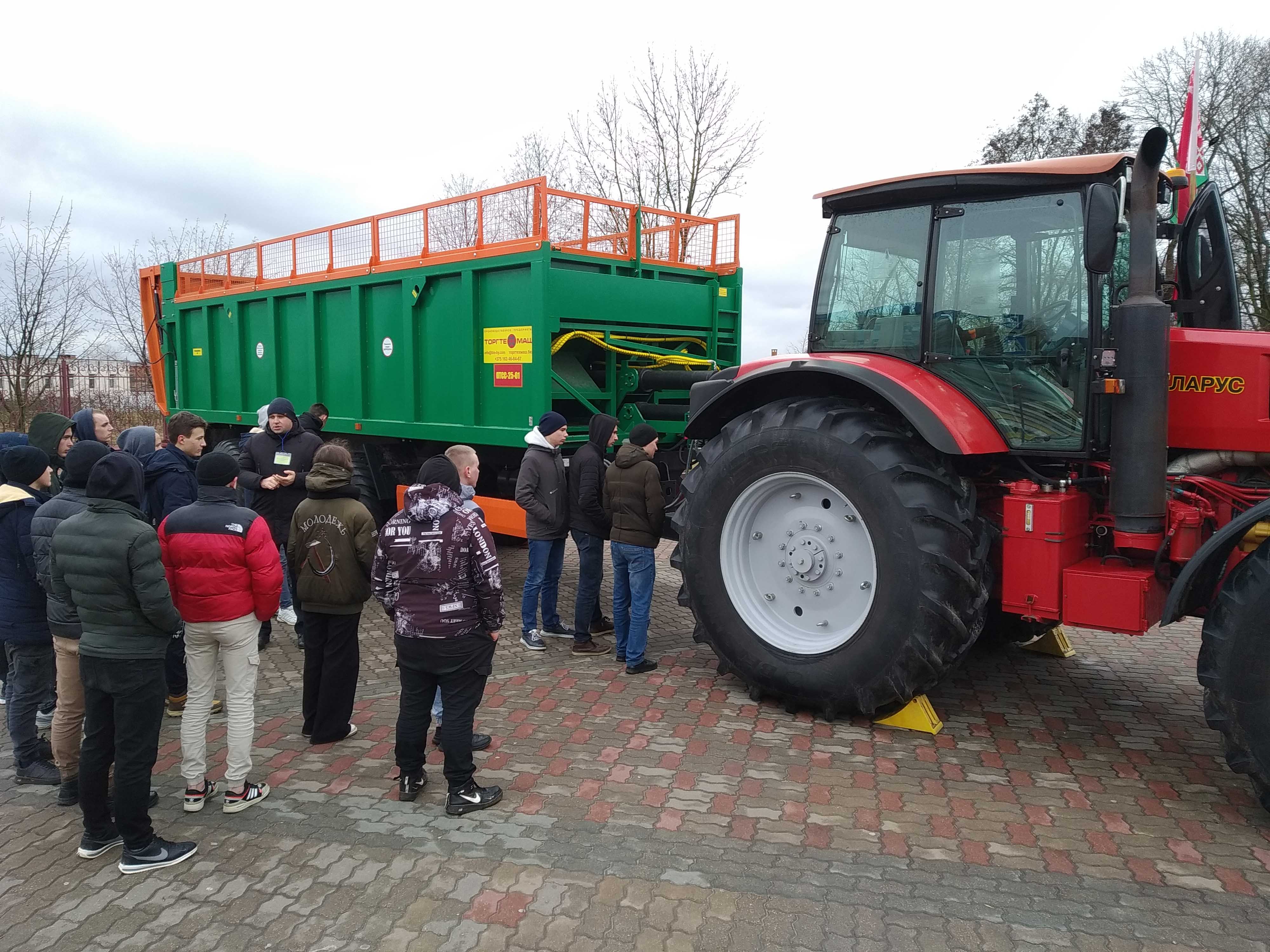 Выставка сельскохозяйственной техники района фото 1