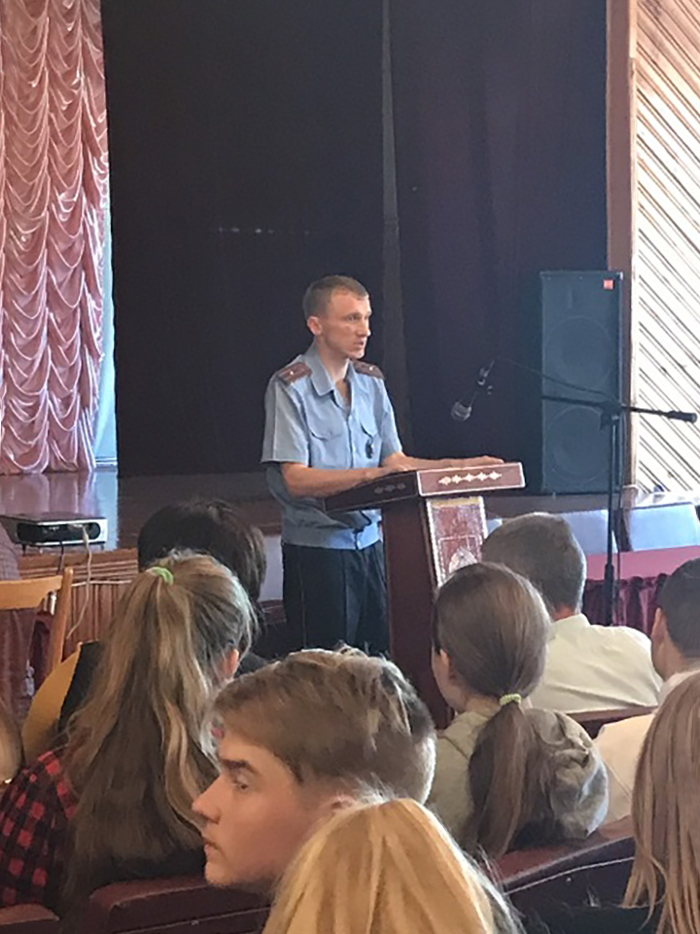 Встреча учащихся лицея с начальником ИДН и с инспектором ГАИ фото 1