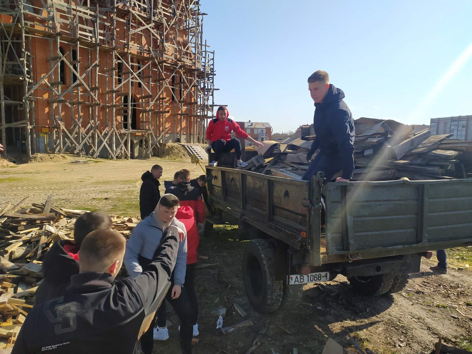 Помощь по уборке территории храма фото 1