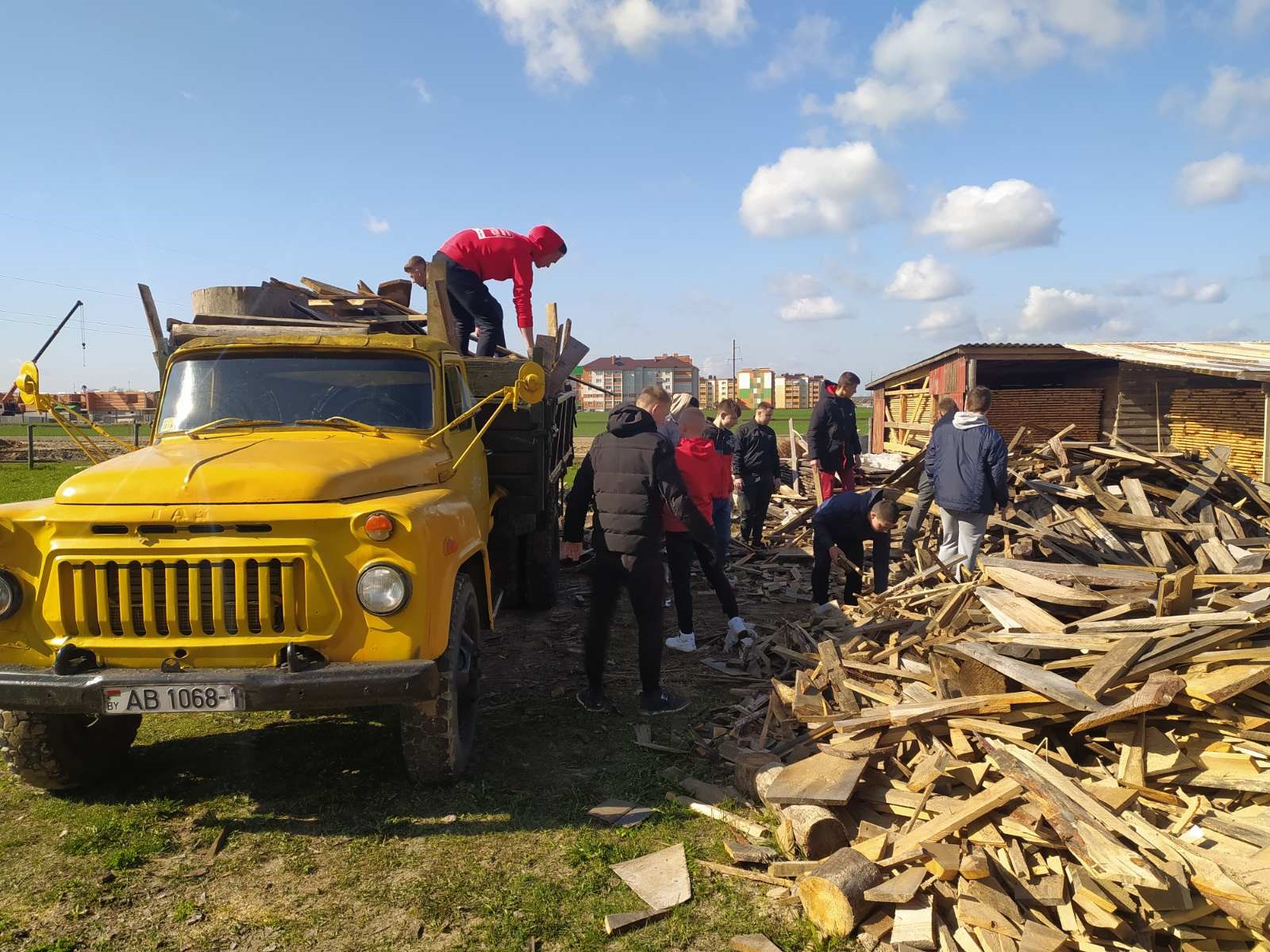 Помощь по уборке территории храма фото 3