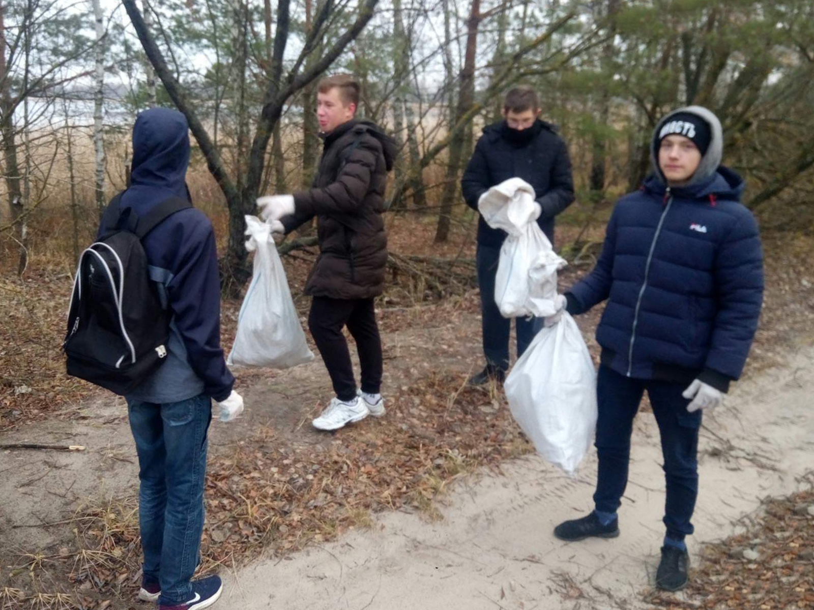 Наведение порядка возле водохранилища фото 2