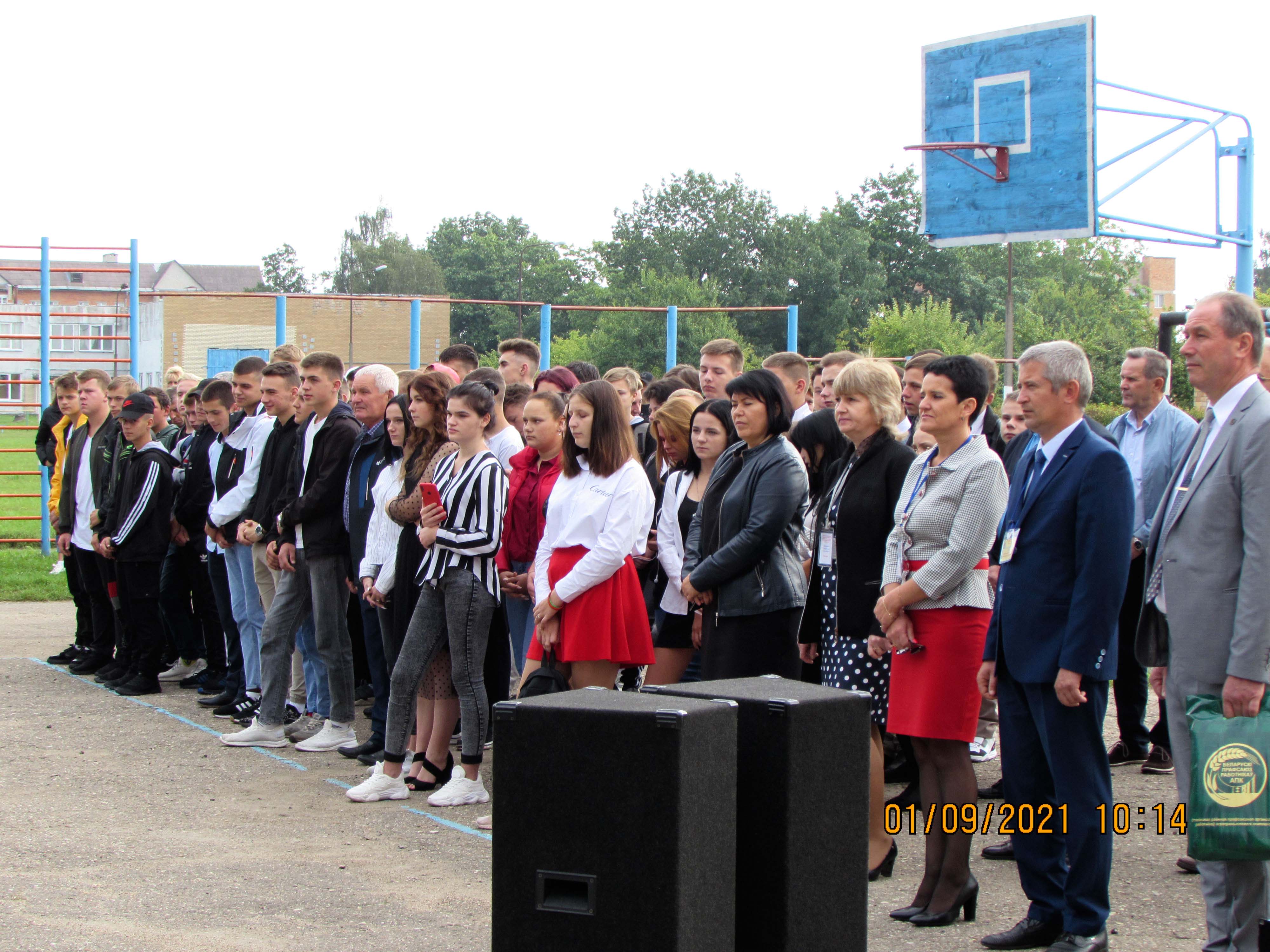 Торжественная линейка, посвящённая началу нового учебного года фото 1