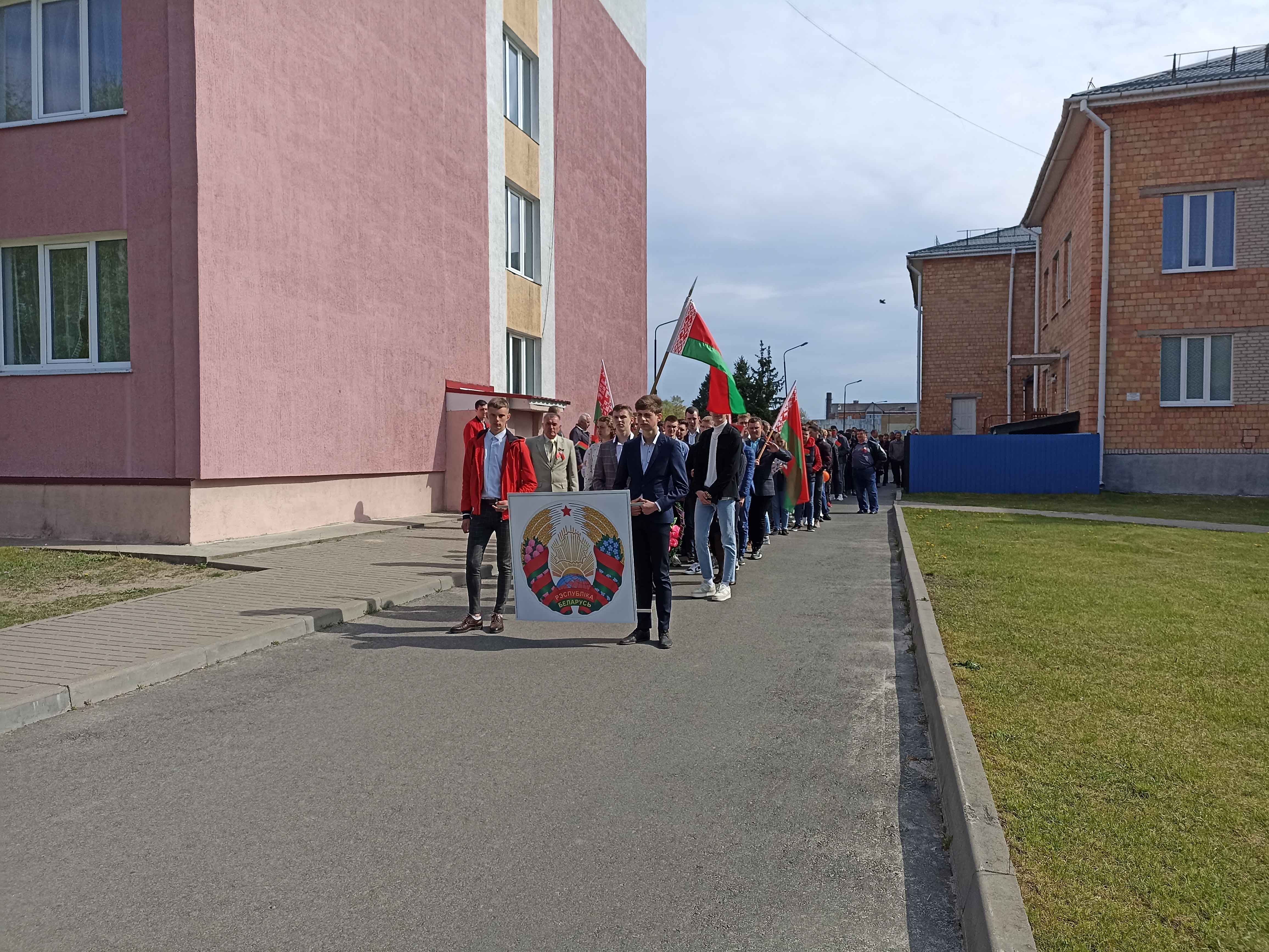 Митинг, посвящённый Дню государственного герба и флага фото 2