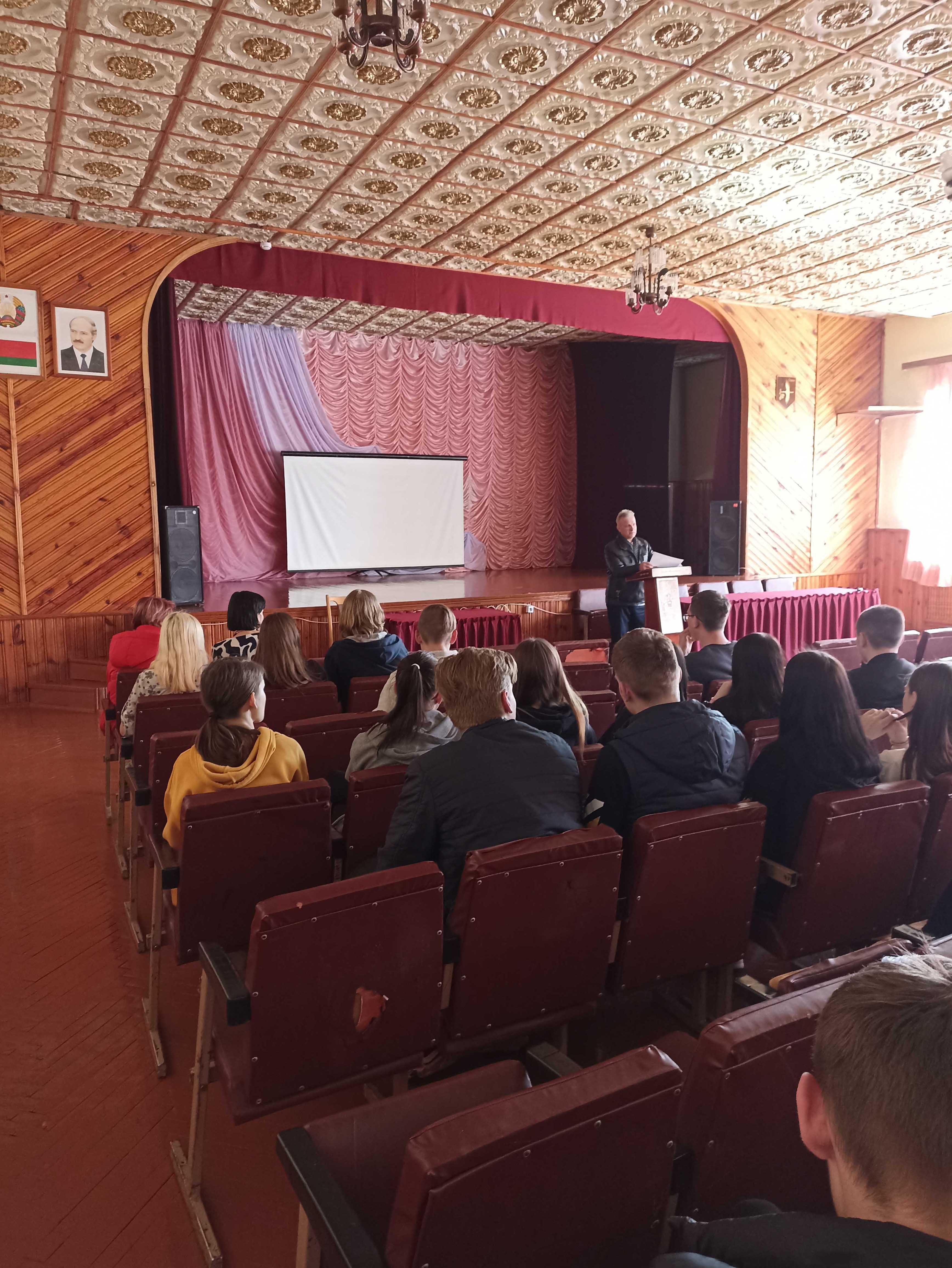 Выступление главного специалиста отдела рынка труда и содействия защиты населения на тему О возможном трудоустройстве в свободное от учёбы время