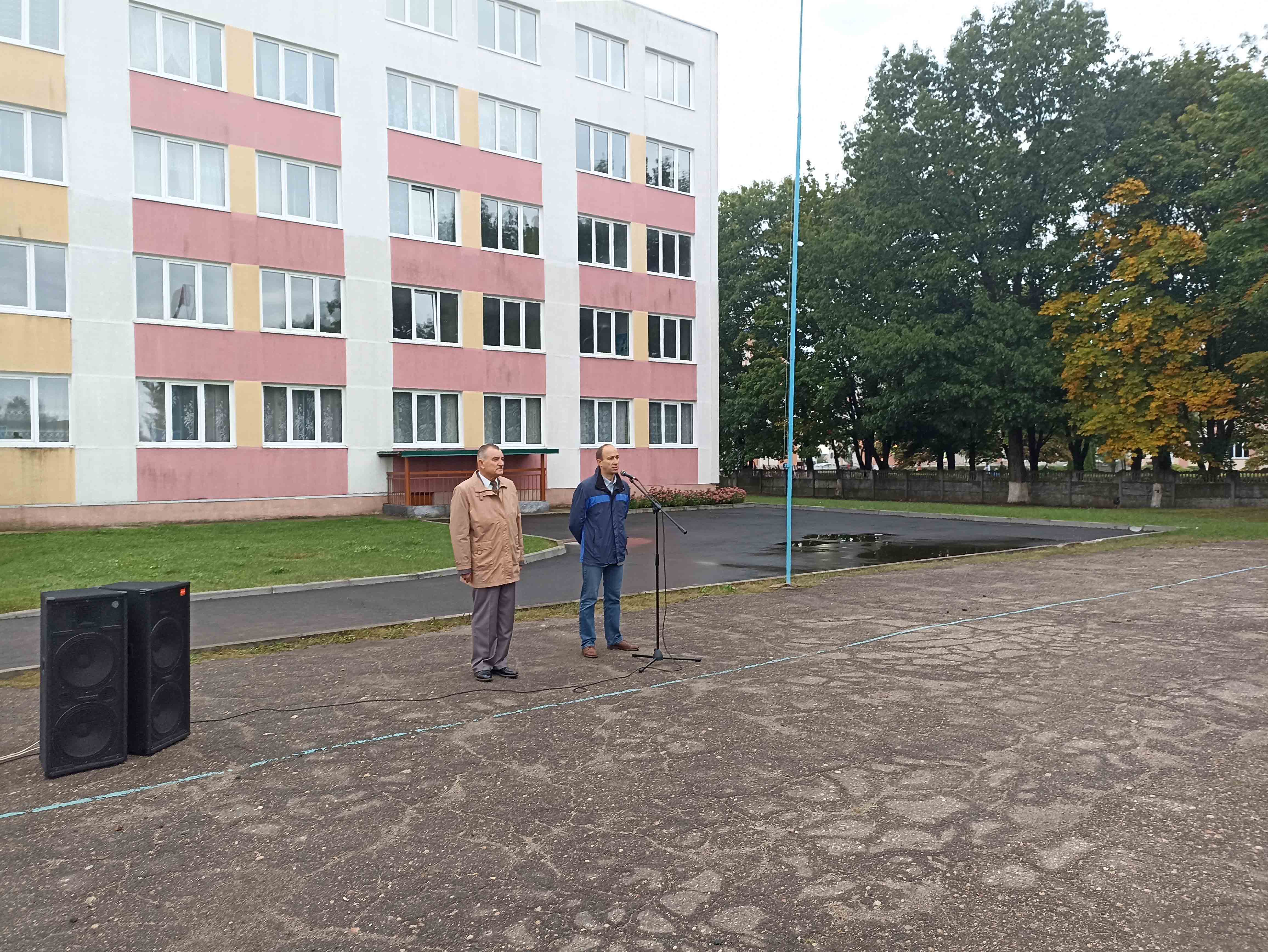 Торжественная линейка, посвящённая Дню народного единства фото 1