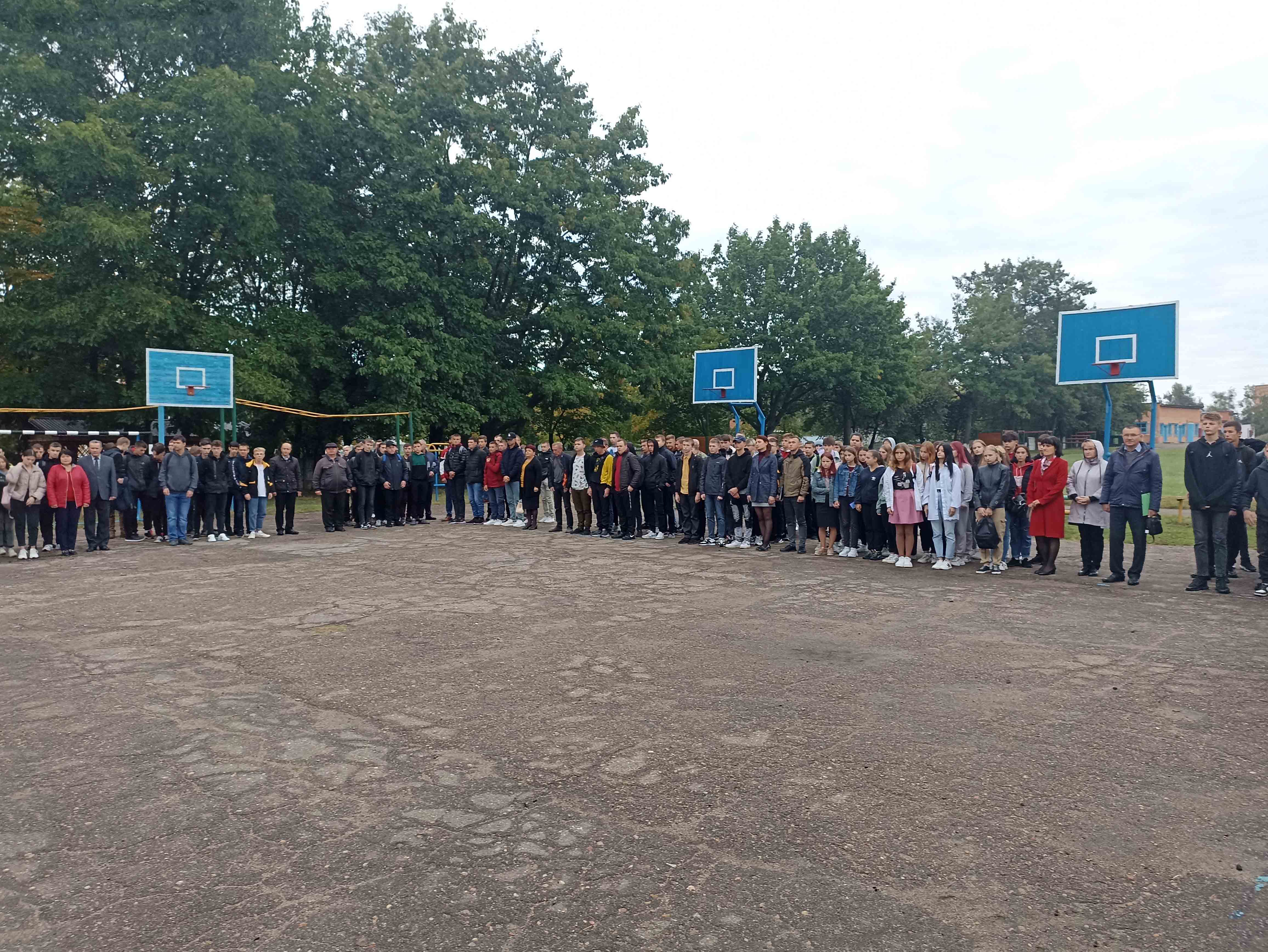 Торжественная линейка, посвящённая Дню народного единства фото 3