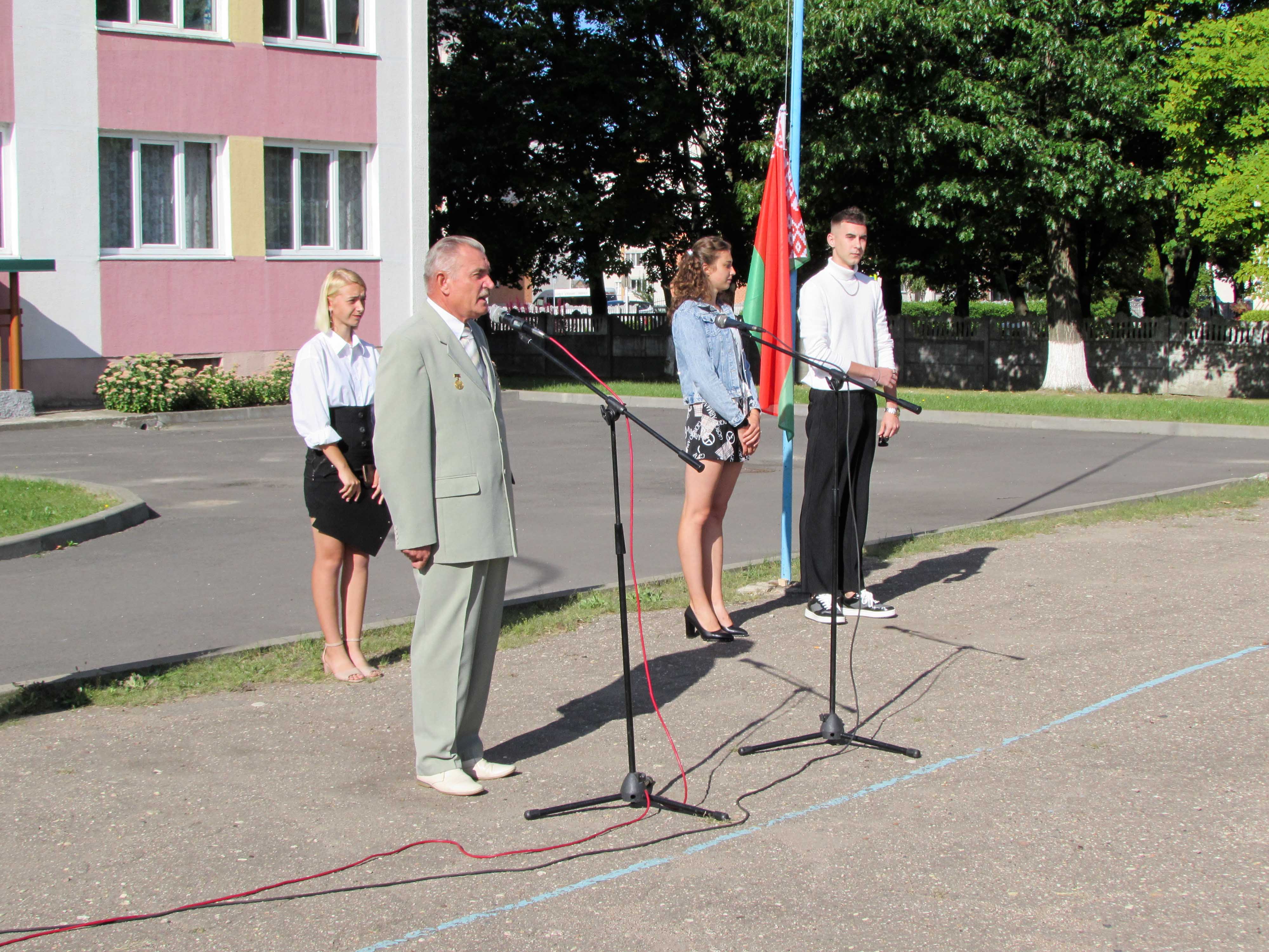 Торжественная линейка, посвящённая началу нового учебного года фото 2