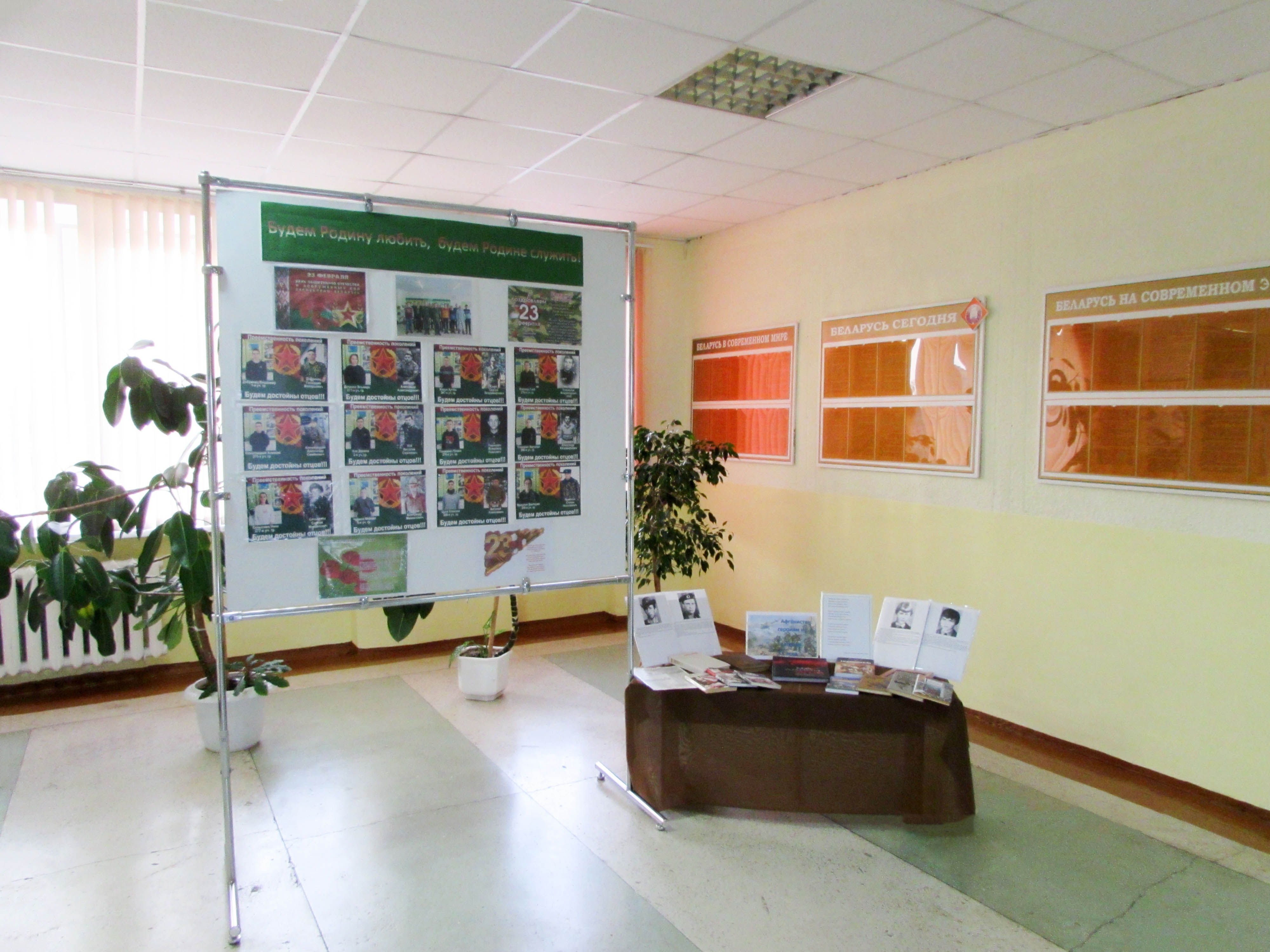 Книжная полка и фотогалерея фото 1