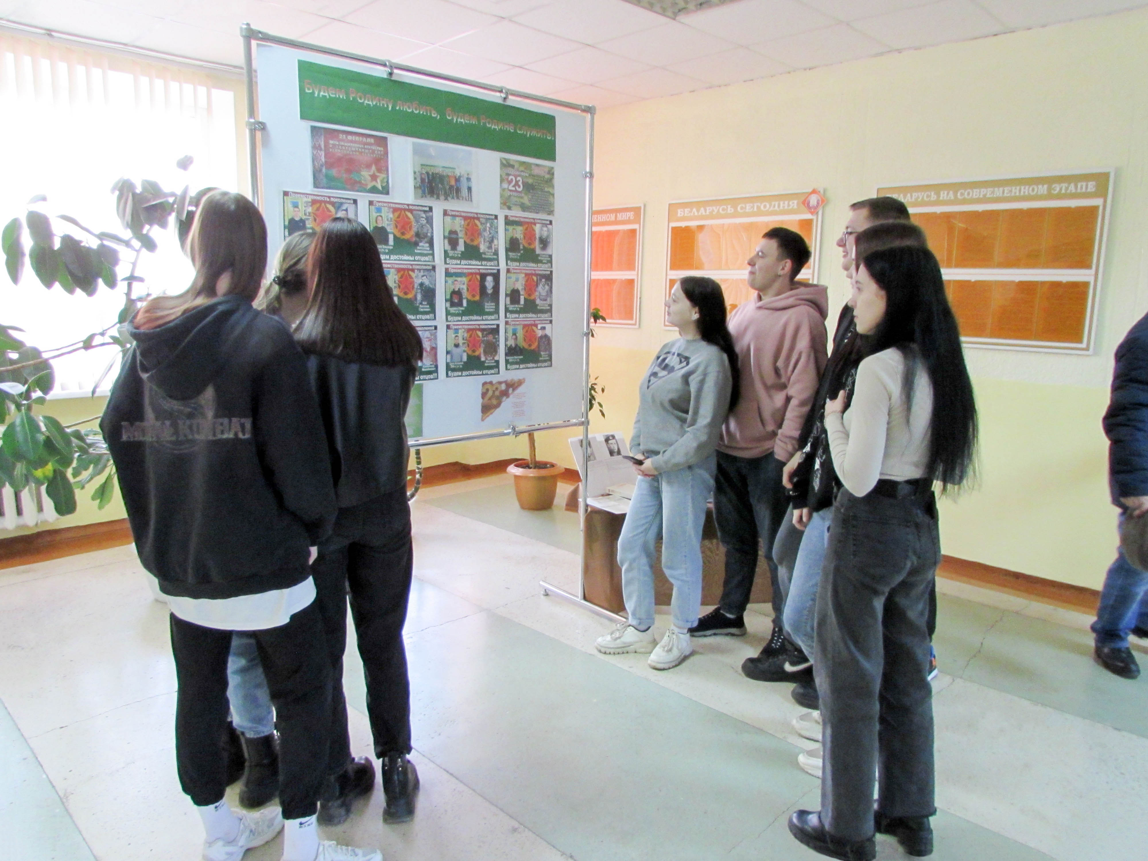 Книжная полка и фотогалерея фото 2