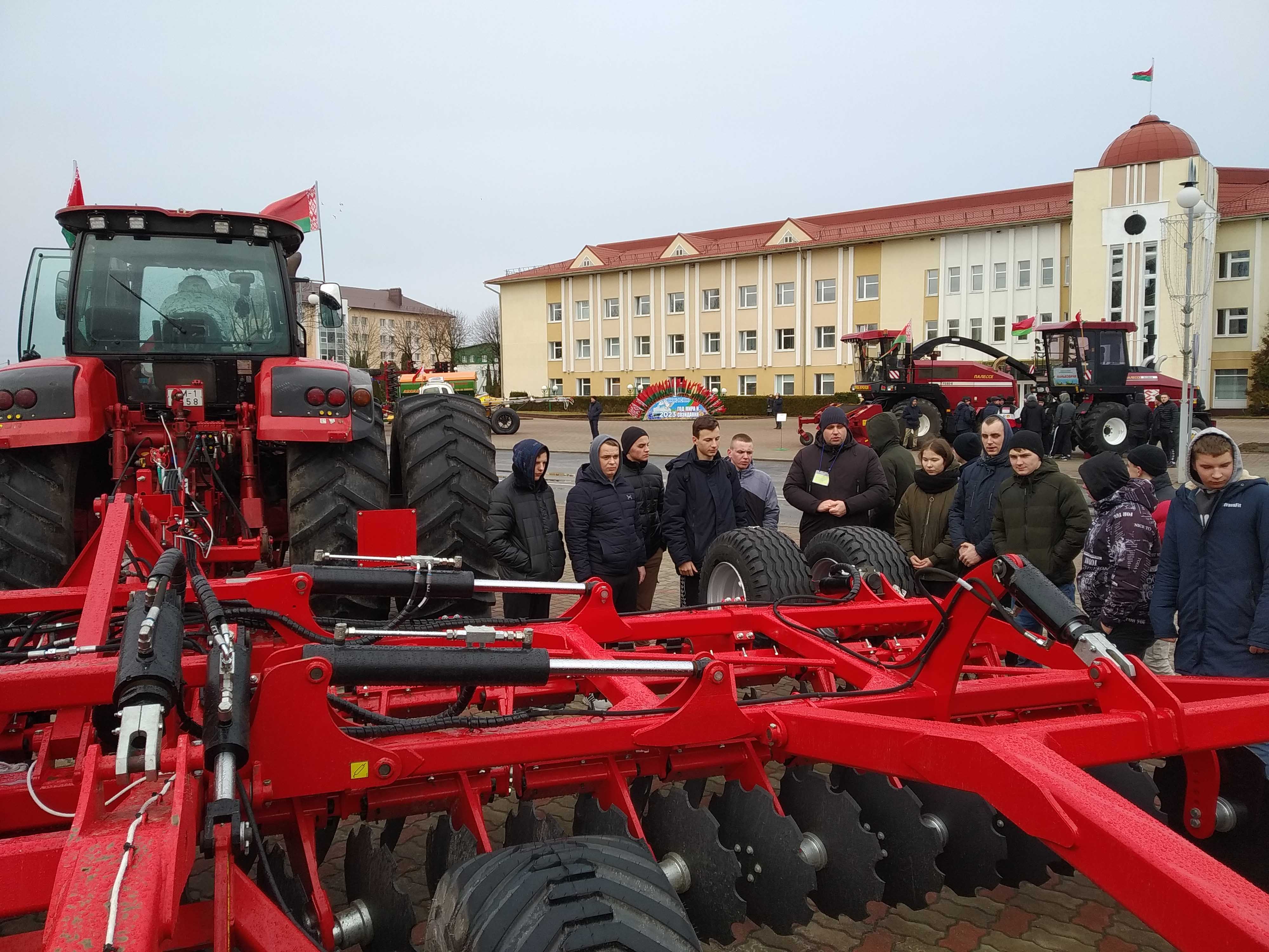 Выставка сельскохозяйственной техники района фото 4