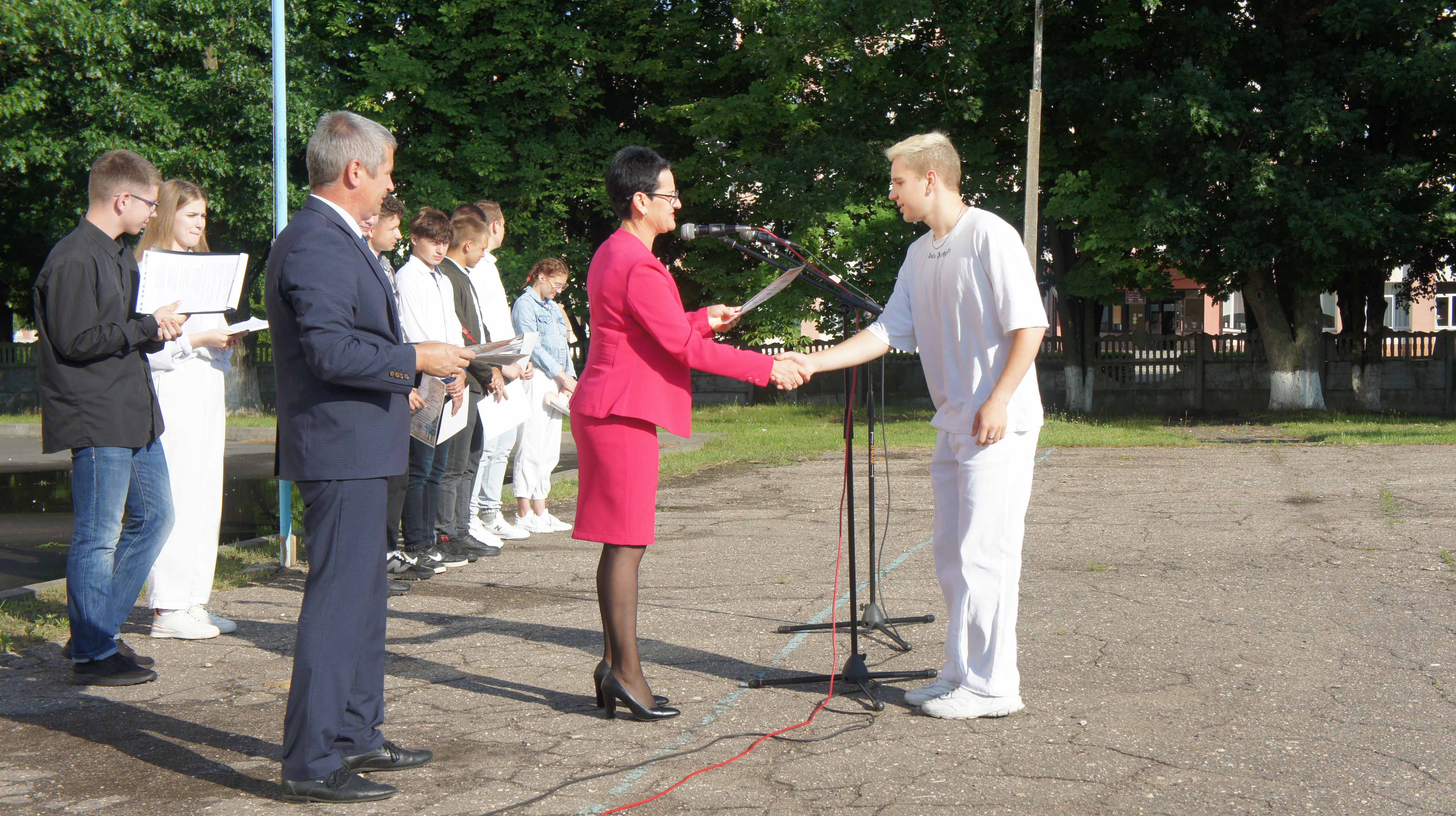 Торжественная линейка, посвящённая окончанию учебного года фото 2