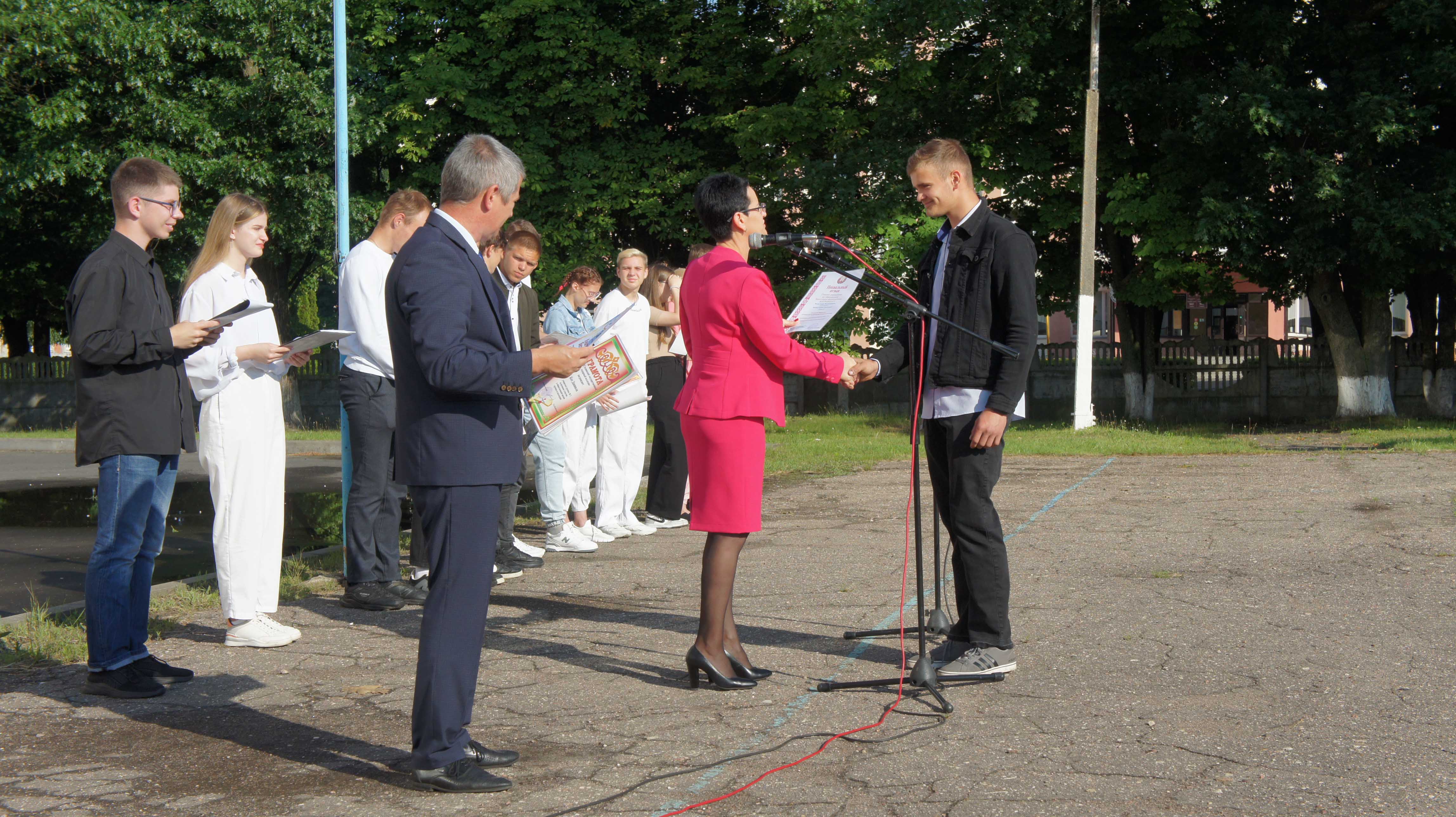 Торжественная линейка, посвящённая окончанию учебного года фото 3