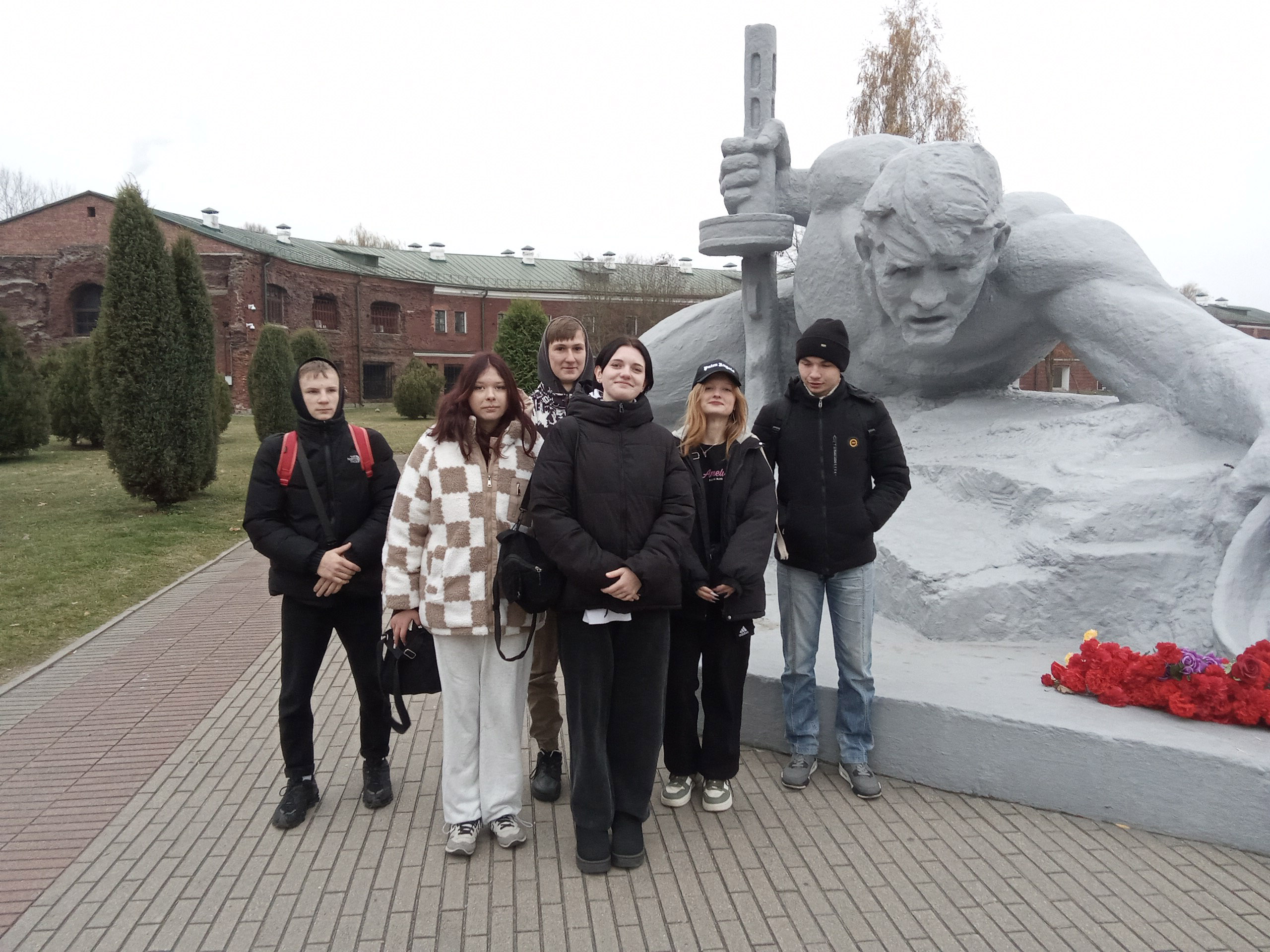 Посещение мемориального комплекса фото 3