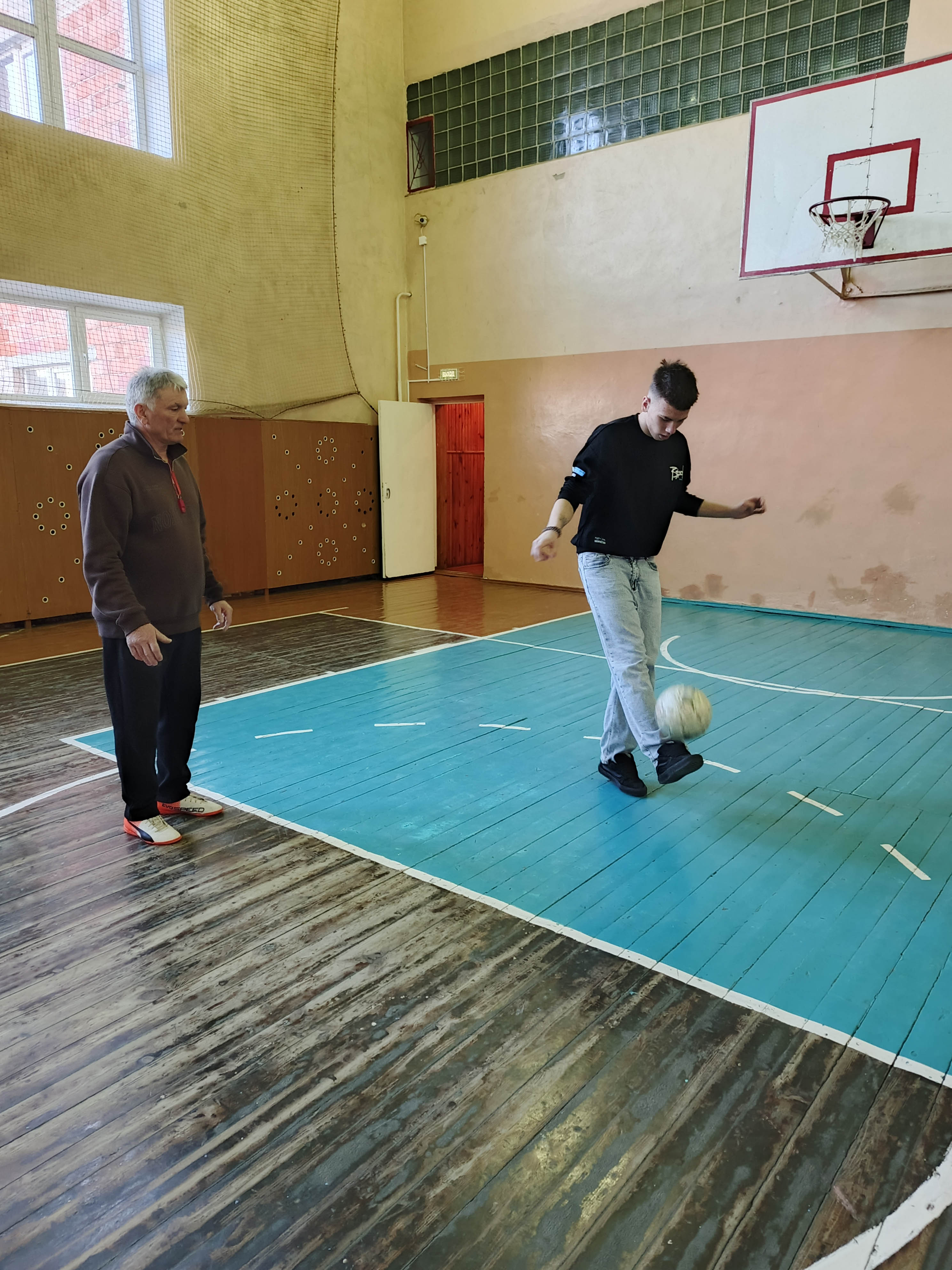 Соревнования по пионерболу в рамках месячника профилактики против суицидов фото 6