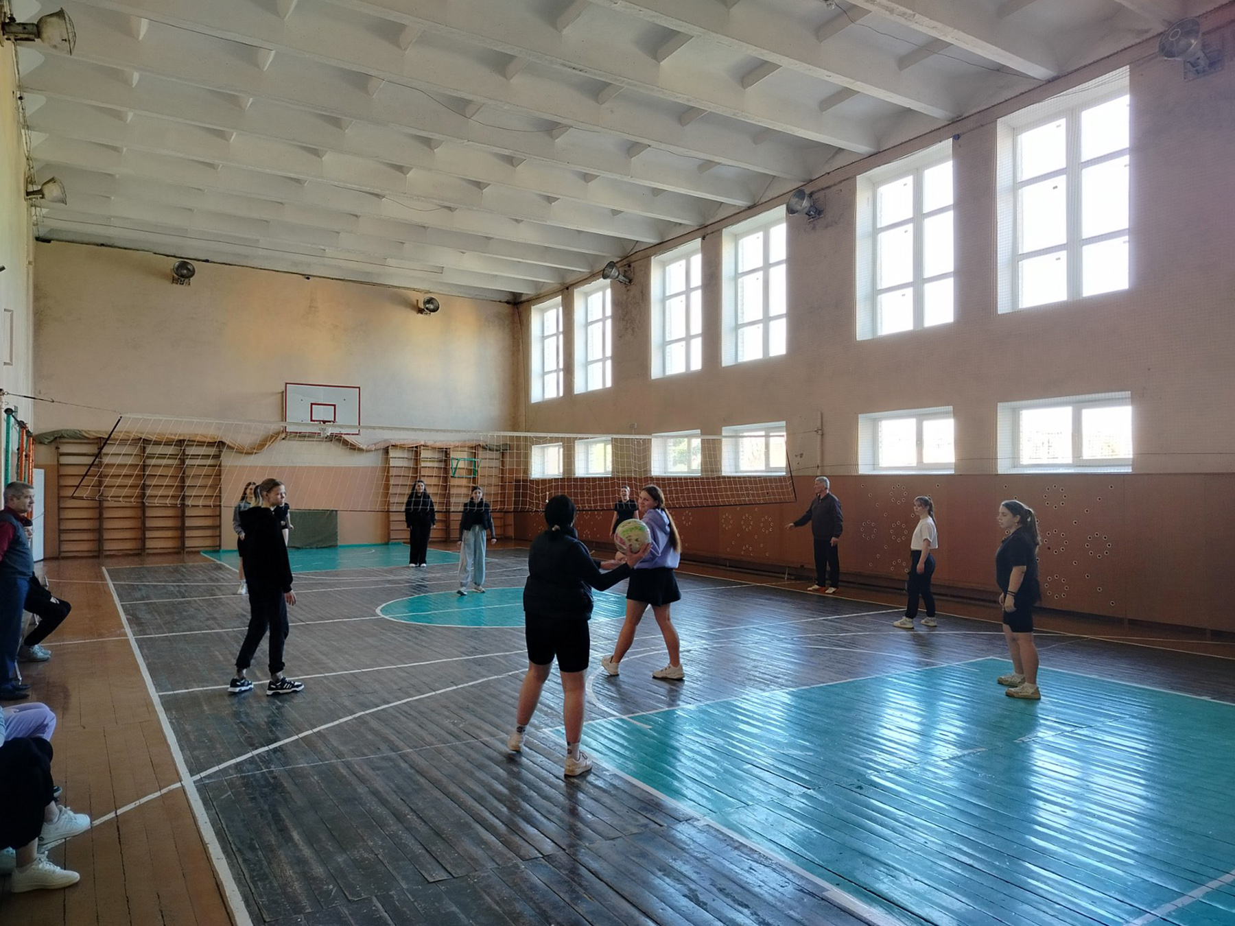 Соревнования по пионерболу в рамках месячника профилактики против суицидов фото 3