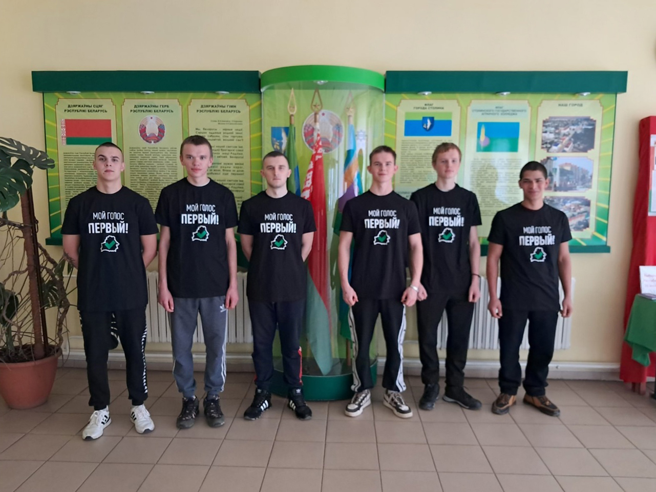 Вручение брендированных футболок и памятных изданий фото 1